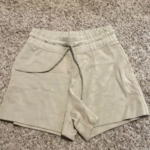 Lululemon Loungeful High-Rise shorts 4” (size 6)